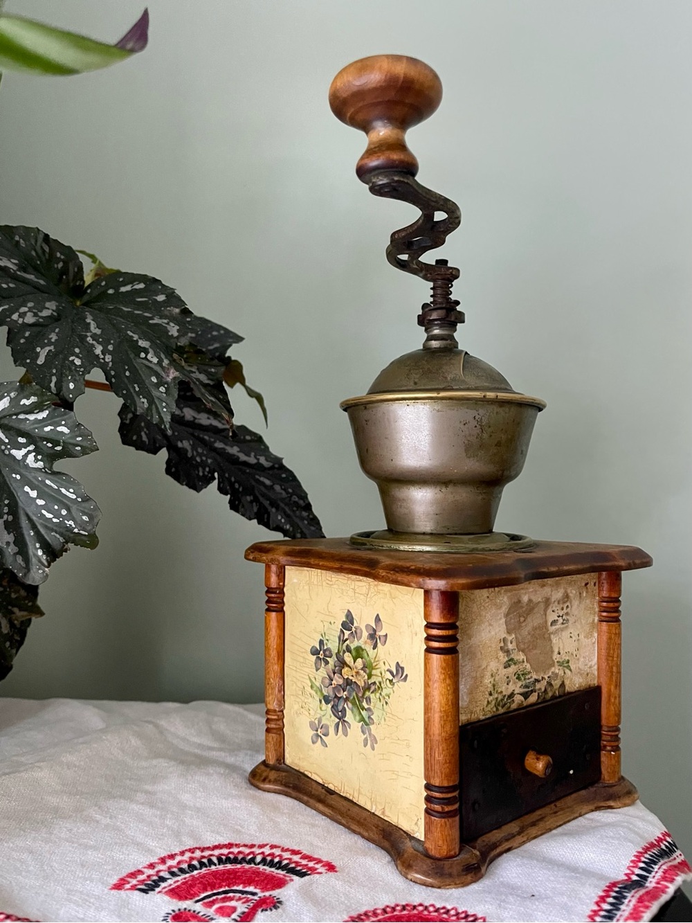 An ANTIQUE (1900s) wooden box-style hand-crank coffee grinder. FUNCTIONAL.